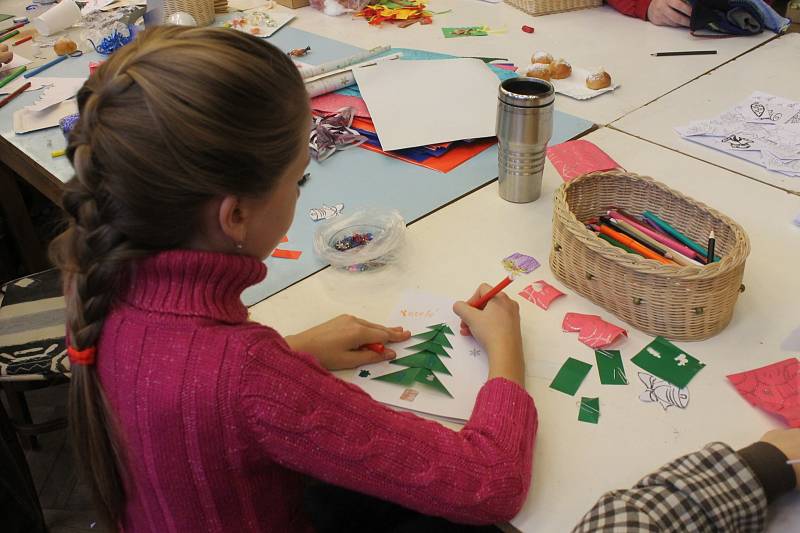 Sokolovnu ve Valchově v neděli zaplnili návštěvníci jedenácté adventní rukodělné dílny a jarmarku řemesel.