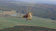 Adamovský farář Pavel Lazárek se léta věnuje létání na motorovém paraglidovém křídle. To později vyměnil za motorové rogalo. Foto: se souhlasem Pavla Lazárka