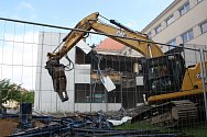 Těžká technika se ve čtvrtek pustila do demolice staré školní jídelny a kuchyně v Základní škole TGM Blansko v ulici Rodkovského.