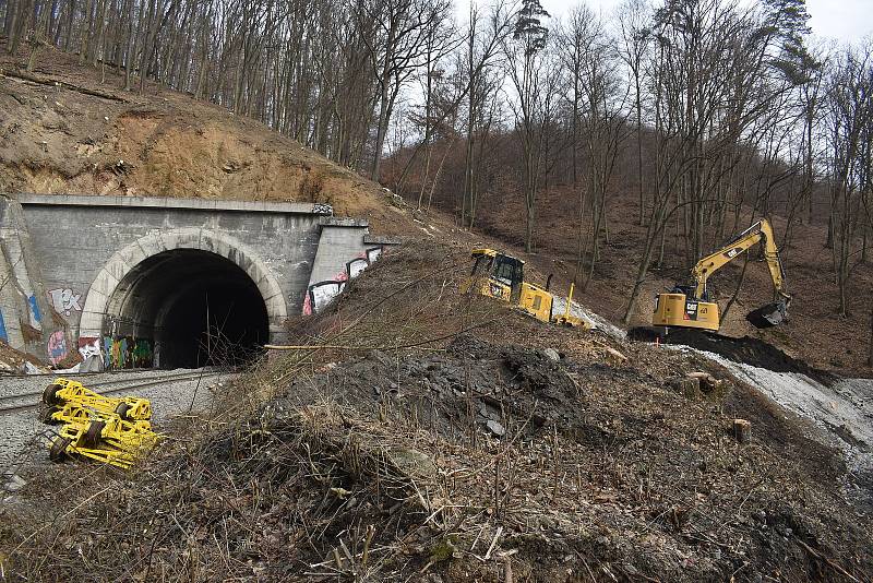Rekonstrukce železničního koridoru mezi Brnem a Blanskem za šest miliard korun je v plném proudu (na snímku tunely mezi Bílovicemi a Babicemi nad Svitavou).