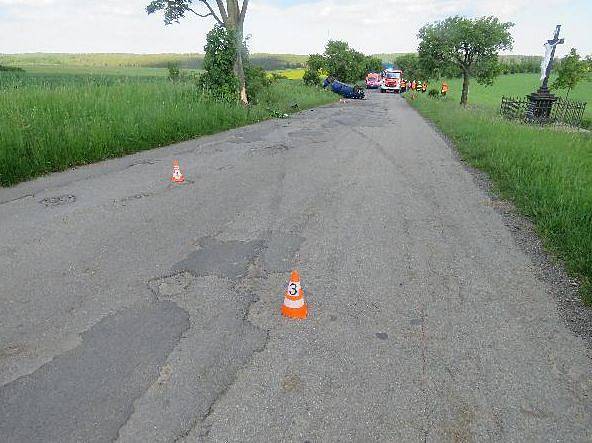 Muž pod vlivem alkoholu usedl za volant své Škody Fabia a vyjel mimo silnici. Následně strhl řízení a dostal se do smyku, při kterém došlo k nárazu do stromu, od kterého se odrazil a převrátil auto na střechu.