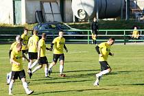 Fotbalisté Rájce-Jestřebí (ve žlutém) v závěrečném zápase podzimní části porazili rezervu Boskovic 5:2.