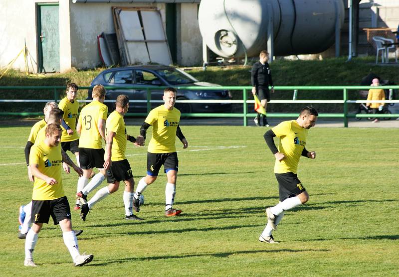 Fotbalisté Rájce-Jestřebí (ve žlutém) v závěrečném zápase podzimní části porazili rezervu Boskovic 5:2.