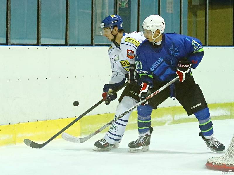 V prvním letošním kole krajské ligy prohráli hokejisté Dynamiters Blansko (v modrých dresech) s HHK Velké Meziříčí 1:6.