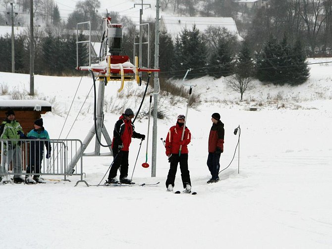 NA LYŽÍCH I NA SNOWBOARDU. První letos otevřeli v tomto týdnu lyžařské vleky v Olešnici. A o víkendu už tam bylo plno.