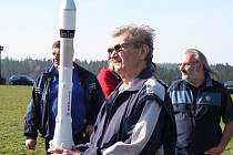 Nad letištěm v Třebětíně létaly v neděli skutečné rakety. Jednu z nich sestrojil Jaroslav Štěpánek, který působí u letovických modelářů.