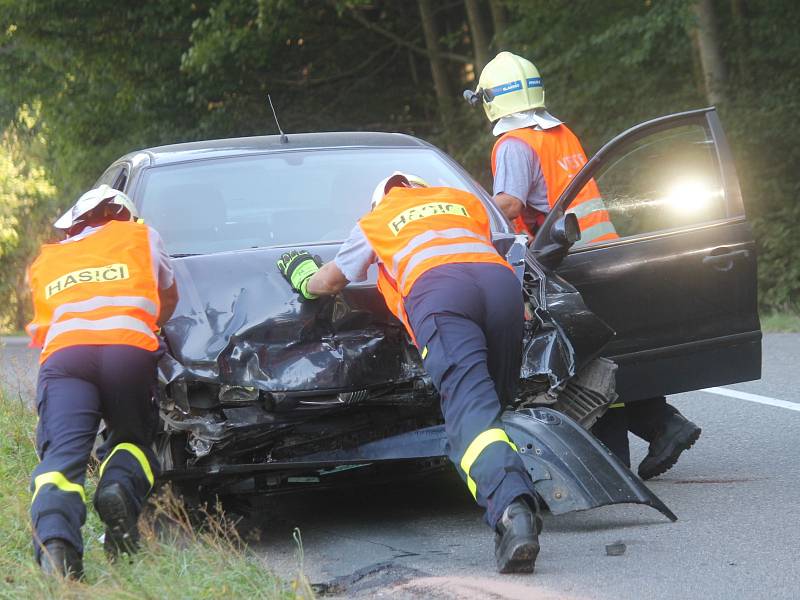 U Jedovnic ve směru na Křtiny se srazila dvě auta.