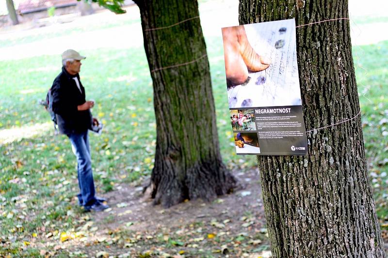 Stanislav Komínek z neziskovky NaZemi vystavuje fotografie z cesty za pěstiteli kávy do Latinské Ameriky. V blanenském zámeckém parku a na dalších více než čtyřiceti místech po celé republice.