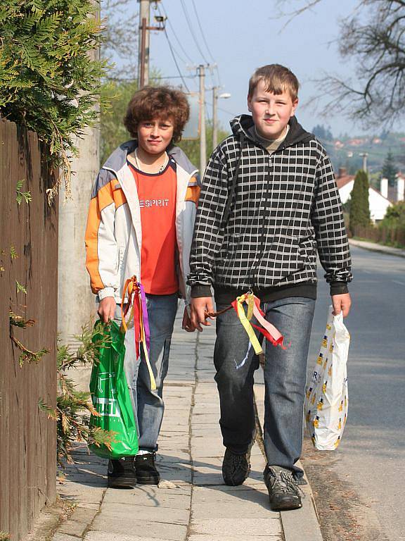 Na snímcích momentky z velikonoční pomlázky v Adamově a Olomučanech.