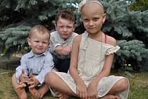 Osmiletá Anežka z Blanska má leukémii. Rodině pomáhá nadace Dobrý anděl. Na snímku je holčička se svými bratry.