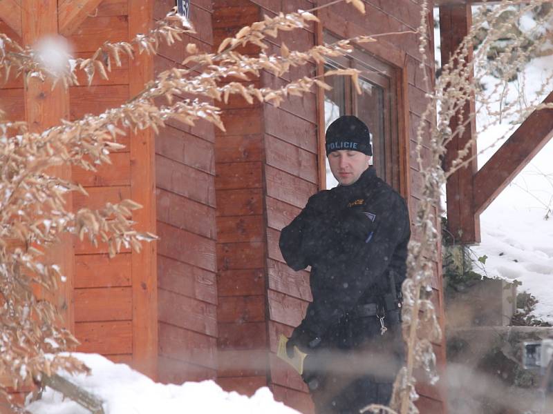 Policisté na koních i se psy kontrolovali chatovou oblast v Jedovnicích.