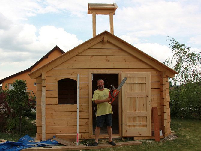Eduard a Iva Kejnovští si u vlastního bungalovu v Krasové na Blanensku postavili roubenou kapli. Z borovic, které rostly až na Sibiři nedaleko jezera Bajkal.