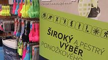 Manželé Bartoňovi ze Sloupu v Moravském krasu vedou rodinnou firmu na výrobu ponožek. V nich nastupují například hráči kolové ze Svitávky.