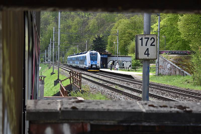 K nepoznání se do roku 2023 změní také železniční stanice Adamov zastávka. Po demolici zmizí bývalá pokladna, schodiště a dlouhé nástupiště ve směru na Blansko. Nahradí ho oboustranné ostrovní nástupiště.