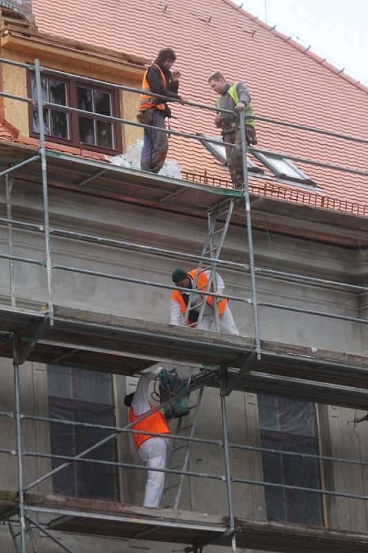 Borotínský zámek. Prozatím jsou kompletně vyměněna okna, zčásti hotové nové střechy a fasády.