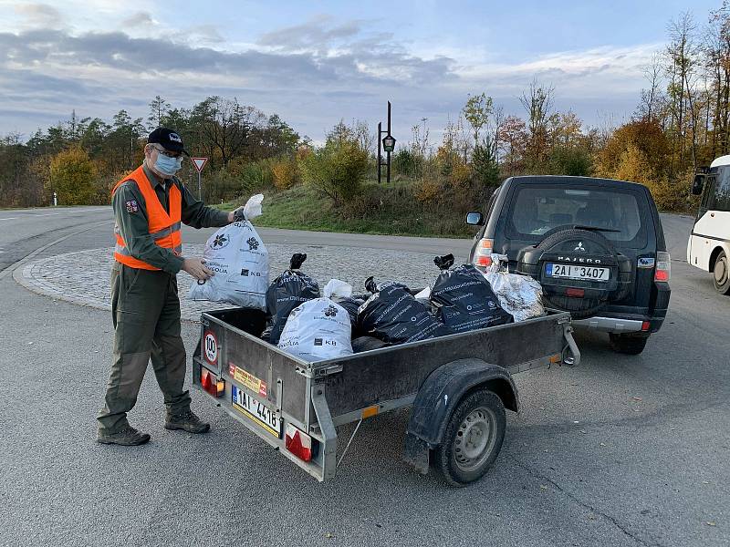 Při úklidu našli v krasu gauč i počítač. Nejvíce bylo plastů.