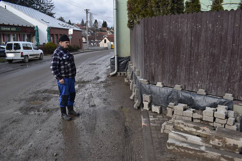 Olomučany jsou kvůli stavbě nové kanalizace a opravě vodovodu už tři čtvrtě roku rozkopané. Místním kvůli špíně a neukázněným řidičům dochází trpělivost.