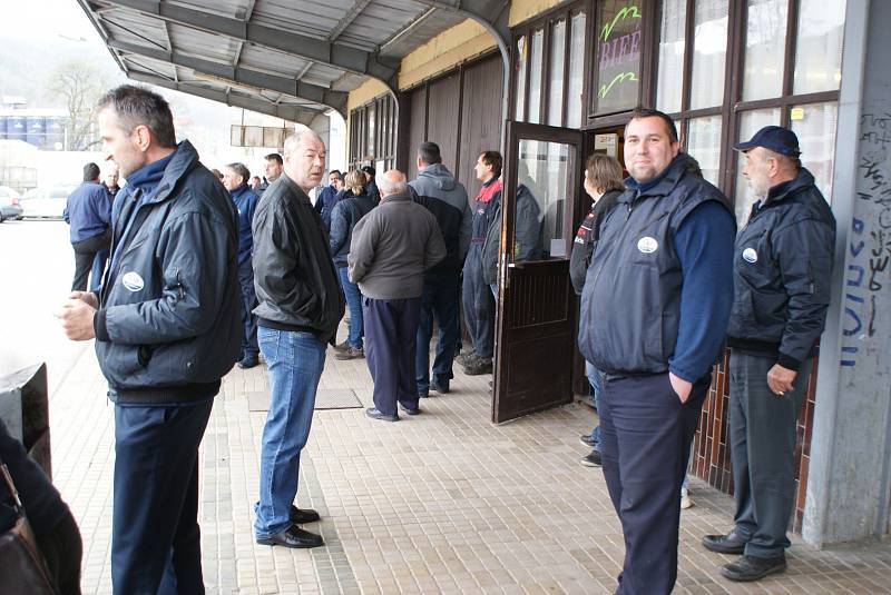 Ve čtvrtek stávkovali téměř všichni řidiči ze společnosti ČAD Blansko. Řada z nich se sešla na blanenském autobusovém nádraží.