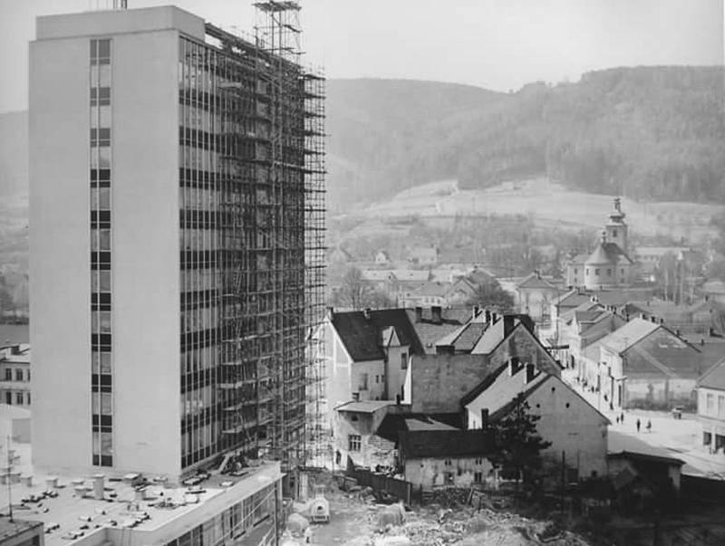 V roce 1972 byla dokončena výstavba administrativní výškové budovy v blanenské ulici Smetanova. Sídlil v ní například okresní soud, prokuratura nebo středisko geodézie.