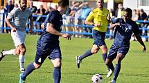 Fotbalisté Blanska (modré dresy) pokračují ve vítězném tažení divizní skupinou D. Na domácím hřišti porazili MSK Břeclav 4:0.