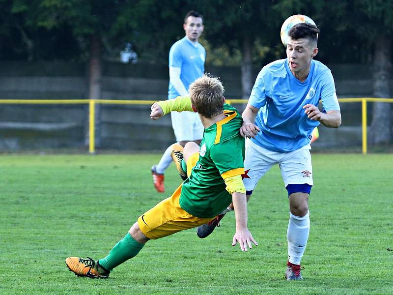 Okresní derby krajského přeboru fotbalistů zcela ovládli hosté v Boskovic (modré dresy). V Ráječku vyhráli vysoko 5:0.