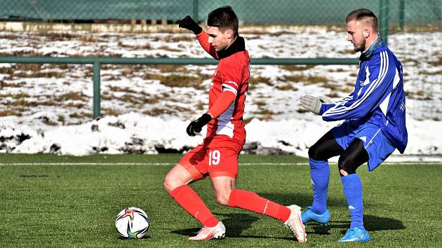 Fotbalista Marek Štencl (v červeném) už nastoupil v zimní přípravě v dresu třetiligového Blanska.