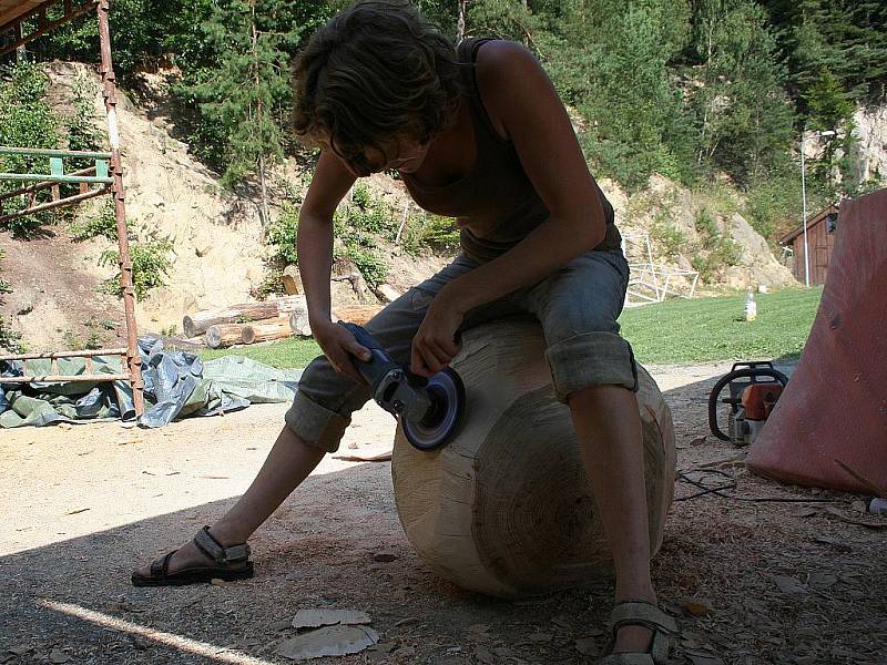 Sochařské sympozium ovládlo Vísky již podruhé. Řezbáři a kameníci pracují na figurách z betléma či sochách s dožínkovými motivy.