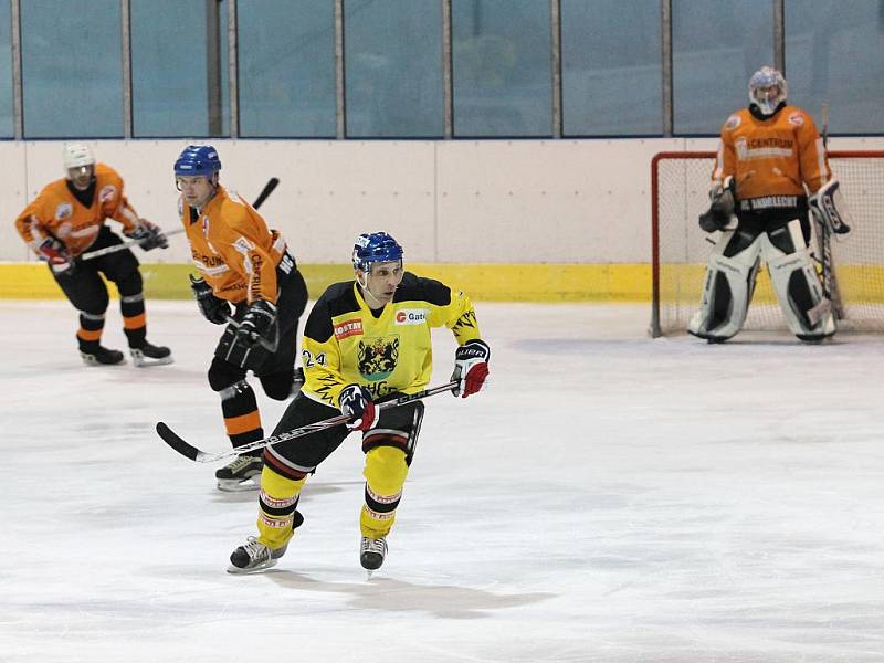 JEDNOZNAČNÁ ZÁLEŽITOST. Hokejisté HC Blansko (v oranžovém) si v okresním přeboru smlsli na Lysicích. Blansko vyhrálo 5:0.