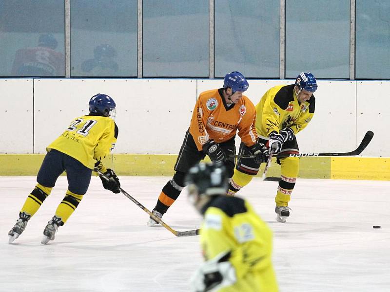 JEDNOZNAČNÁ ZÁLEŽITOST. Hokejisté HC Blansko (v oranžovém) si v okresním přeboru smlsli na Lysicích. Blansko vyhrálo 5:0.