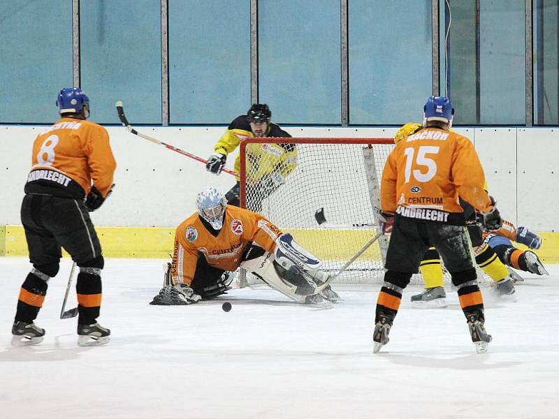 JEDNOZNAČNÁ ZÁLEŽITOST. Hokejisté HC Blansko (v oranžovém) si v okresním přeboru smlsli na Lysicích. Blansko vyhrálo 5:0.