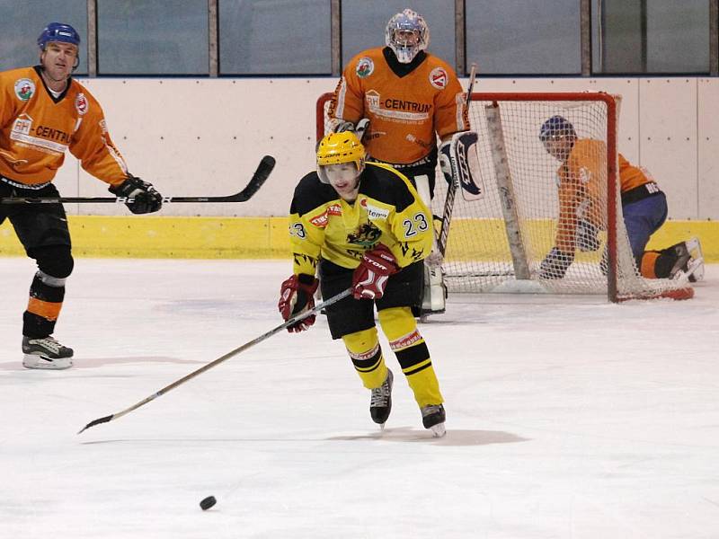 JEDNOZNAČNÁ ZÁLEŽITOST. Hokejisté HC Blansko (v oranžovém) si v okresním přeboru smlsli na Lysicích. Blansko vyhrálo 5:0.