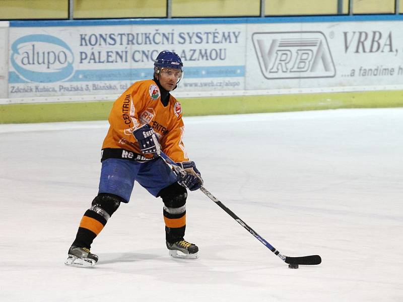 JEDNOZNAČNÁ ZÁLEŽITOST. Hokejisté HC Blansko (v oranžovém) si v okresním přeboru smlsli na Lysicích. Blansko vyhrálo 5:0.