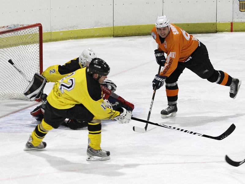 JEDNOZNAČNÁ ZÁLEŽITOST. Hokejisté HC Blansko (v oranžovém) si v okresním přeboru smlsli na Lysicích. Blansko vyhrálo 5:0.