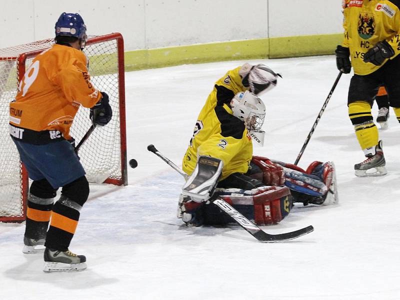 JEDNOZNAČNÁ ZÁLEŽITOST. Hokejisté HC Blansko (v oranžovém) si v okresním přeboru smlsli na Lysicích. Blansko vyhrálo 5:0.