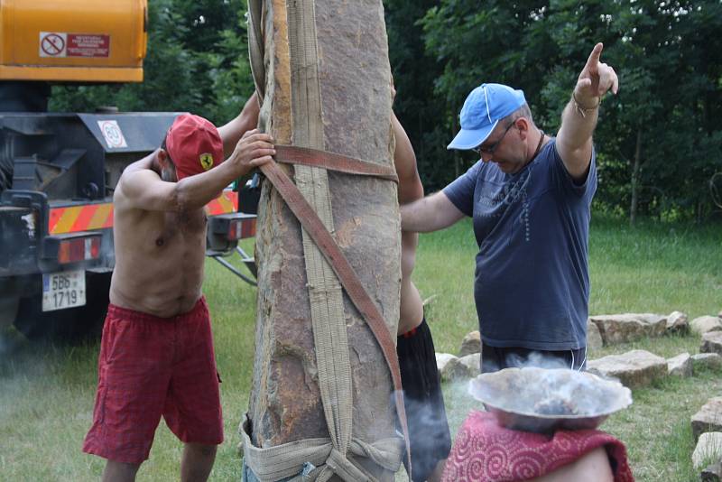 Emil Kazík při usazování menhiru v meditačním areálu Kamenná brána v Dubňanech.