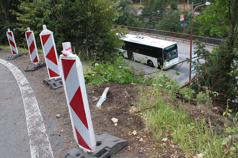 Tak vypadlo místo na okraji Blanska den po nehodě popelářského vozu.