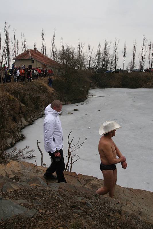 Zatopený lom v Šošůvce obsadili otužilci. Ti si v neděli odpoledne zaplavali ve vodě, která měla dva stupně.