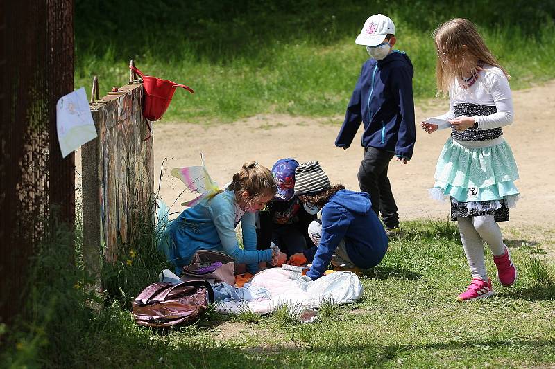 Vedle adamovské základní školy v ulici Ronovská bylo v úterý dopoledne pořádně živo. Aby ne, když tam žáci ze čtvrté třídy připravili pro své mladší kamarády na Den dětí spoustu zábavy.