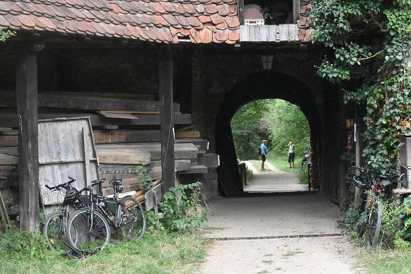 Nový hrad poblíž Adamova láká na tradiční jarmark. Nadšenci ukazují dobové zbraně.