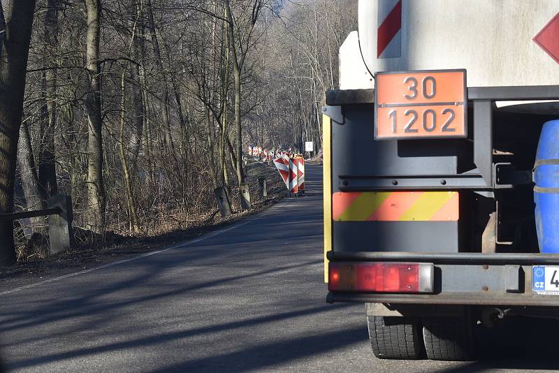 Silnice mezi Adamovem a Bílovicemi nad Svitavou je na řadě míst ve špatném stavu. Do prosince ji navíc zatíží kvůli výluce autobusy.