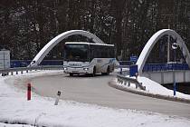 V těchto místech na novém silničím mostu by byla podle řidičů výlukových autobusů zastávka Babice nad Svitavou bezpečnější.