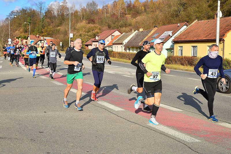 Desítky běžců vyrazily první listopadovou sobotu na trať 34. ročníku Běhu kolem Křetínky.