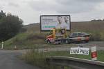 Mezi Brnem a Stvolovou je kolem silnice I/43 několik desítek billboardů, které odtud měly podle novely zákona do začátku září zmizet.