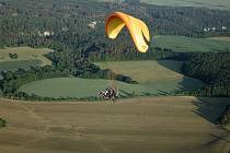 Motorový paraglidista Petr Buchta z Adamova se opět vydal na další vzdušnou pouť. Tentokrát se prolétl nad oblíbenými místy poblíž Kotvrdovic.