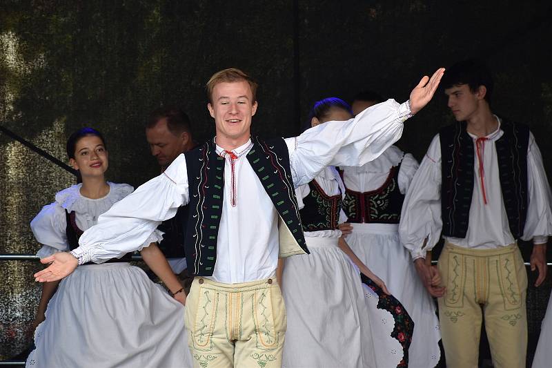 V sobotu a v neděli ovládly Boskovice tradiční Husí slavnosti. S pořadovým číslem osmnáct. Příchozí si pochutnali nejen na lahodných pečínkách. Na pódiu na Masarykově náměstí a také v letním kině pak pořadatelé připravili sérii koncertů. Vystoupil napříkl