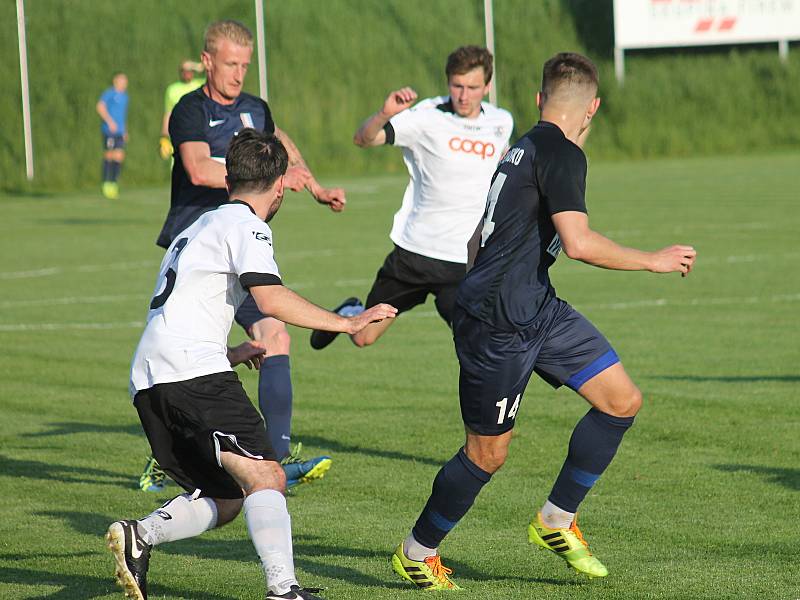 V utkání fotbalové divize D porazilo Blansko (modré dresy) Slovan Havlíčkův Brod 5:0. Před utkáním předali hráči svůj dar - šek na 15 000 korun - Domovu Olga.