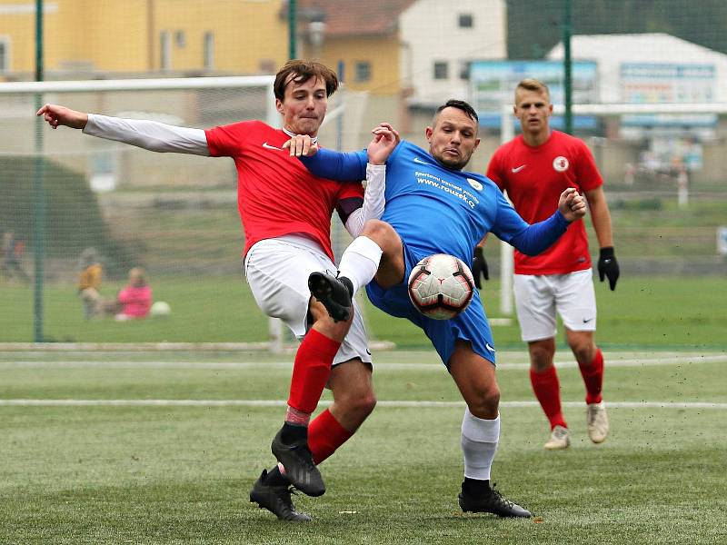 Finále podzimní části krajského přeboru jasně vyznělo pro fotbalisty Tatranu Bohunice (modré dresy). Lídr tabulky vyhrál na hřišti druhých Boskovic 4:0.