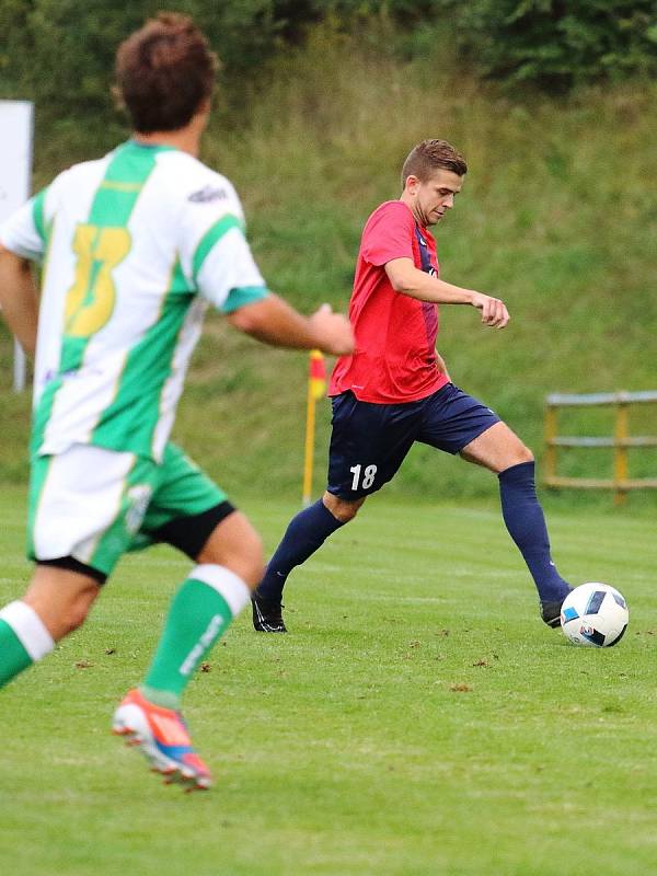 V utkání Moravskoslezské divize D remizovali fotbalisté FK Blansko (v červeném) s FC Bzenec 1:1.