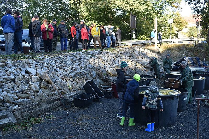 Na okraji Jedovnic na Blanensku se každoročně koná výlov rybníku Dymák.