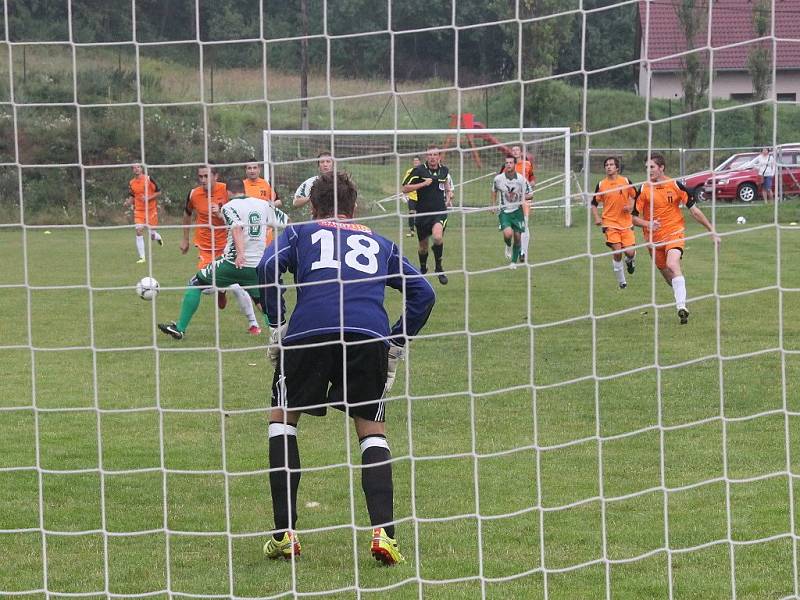 Fotbalisté FK Blansko (v oranžovém) porazili v přípravě Rájec-Jetřebí 4:0.